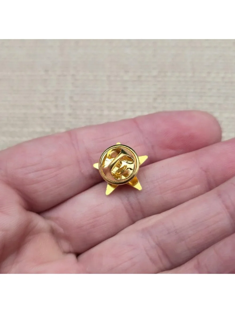 Minimalist 3D Faceted Gold Star Lapel Pin | Classic Metallic Badge Accent A8512